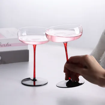 Krištolo, raudona ir juoda kokteilio stiklinę šampano goblet goblet kūrybinė asmenybė Martinio taurės derinys rinkinys